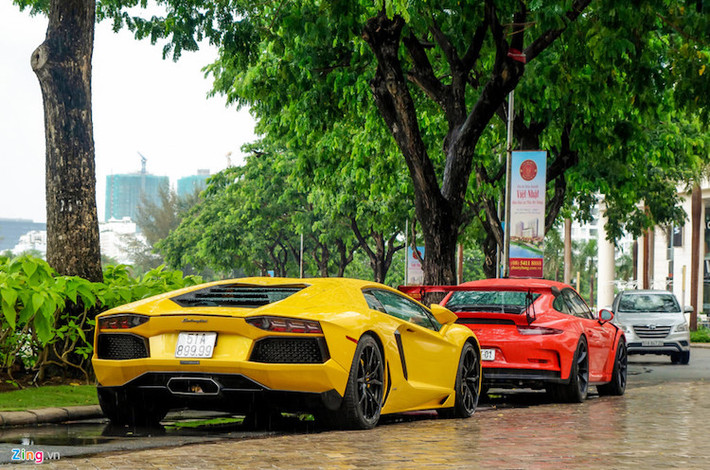 Bằng việc bổ sung thêm Porsche 911 GT3 RS vào bộ sưu tập, Nguyễn Quốc Cường đang sở hữu bộ sưu tập siêu xe gần như đầy đủ thương hiệu, từ những chiếc xe Italy như Lamborghini Huracan, Ferrari F12 hay những chiếc xe Đức như Mercedes GTS, Mercedes C63 AMG...