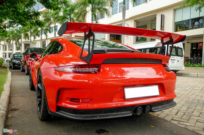 Nếu đóng đầy đủ các loại thuế tại Việt Nam, giá xe vào khoảng 11 tỷ đồng. Porsche 911 GT3 RS được giới thiệu tại triển lãm ôtô quốc tế Geneva 2015. Đây là chiếc xe vừa sử dụng được trên đường công cộng, nhưng cũng phù hợp với đường đua.