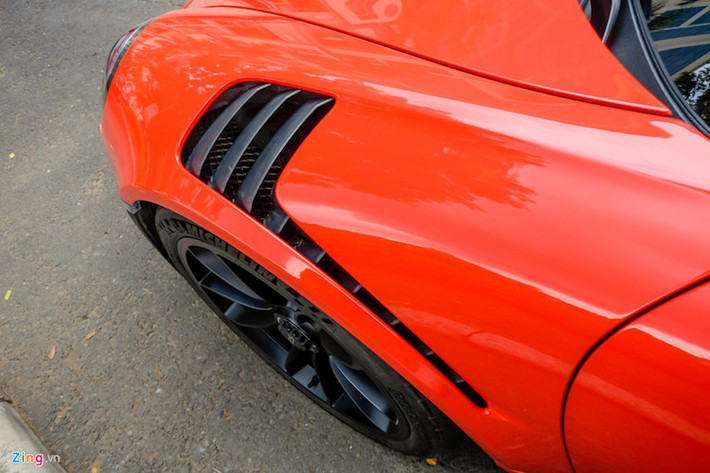 Về cơ bản, Porsche 911 GT3 RS là phiên bản hiệu suất cao của dòng xe thể thao huyền thoại 911. Những công nghệ dành cho xe đua được áp dụng một cách hợp lý khiến 911 GT3 RS vận hành tối ưu trên đường trường.