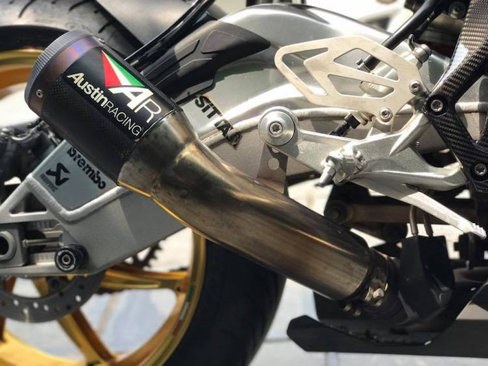 Ở dạng nguyên bản, khối động cơ 999 cc 4 xi-lanh DOHC của S1000RR vốn đã có hiệu năng thuộc hàng "top" trong số các superbike ngày nay. Chính vì vậy, chủ xe đã không "đả động" đến cỗ máy BMW, chỉ thay cây pô nguyên bản với trọng lượng nặng và bầu lớn bằng lon Austin Racing ngắn slip-on.