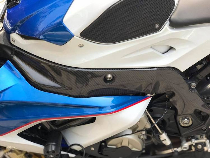 Để bảo vệ cho khung xe và khiến chiếc S1000RR trông thể thao hơn, chủ xe đã trang bị cặp ốp sườn bằng sợi carbon của hãng Fullsix. Trong khi đó, bình xăng của xe đã được dán cặp má cao su chống trượt của Techspec.