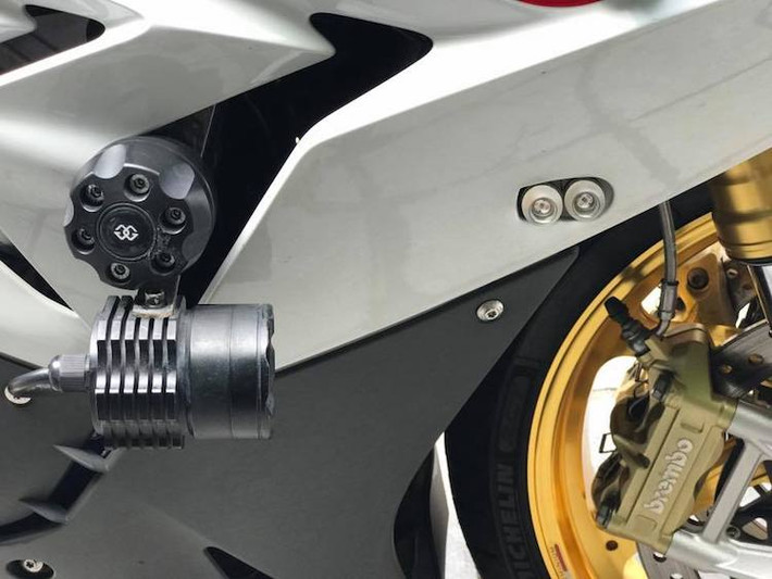 Trên bản độ này, toàn bộ dàn vỏ và màu sơn của chiếc siêu môtô S1000RR độ này đã được giữ nguyên. Để bảo vệ dàn bỏ này, cặp chống đổ Gilles Tooling đã được lắp ở hai bên thân xe, đồng thời tạo vị trí bắt cặp đèn LED trợ sáng trong đêm.