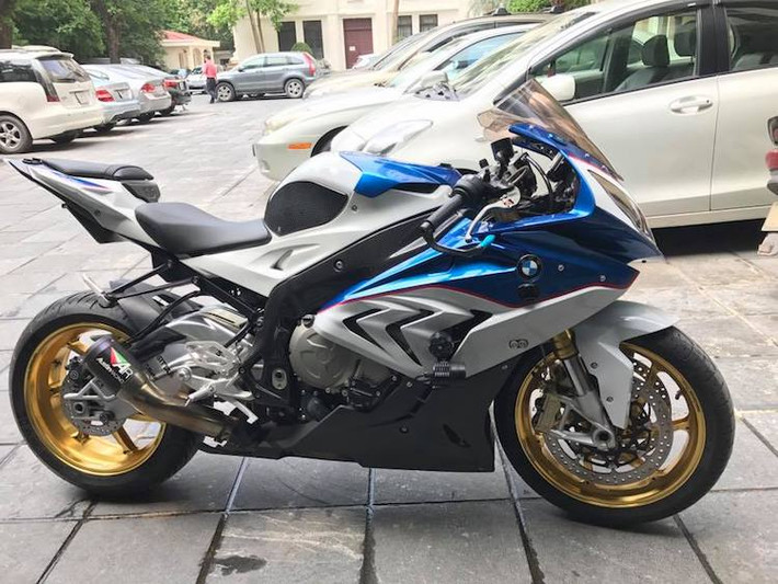 Dù có kiểu dáng ngoài như xe nguyên bản, nhưng chiếc siêu môtô BMW S1000RR của một biker Hà Nội trên thực tế đã được chủ xe "mạnh dạn" đầu tư trang bị loạt đồ chơi đắt giá, khiến mẫu superbike này càng trở nên hấp dẫn hơn.