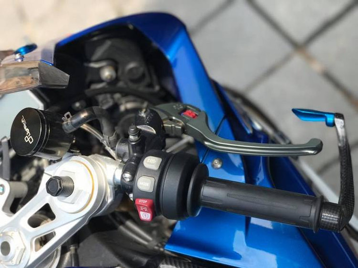 Nằm ở phía trên tay lái, chiếc S1000RR không có quá nhiều thay đổi khi chủ xe chỉ thay cặp tay phanh/côn cùng bình dầu và bảo vệ tay phanh của Lightech. Thương hiệu này cũng là hãng sản xuất xi-nhan cho chiếc xe.