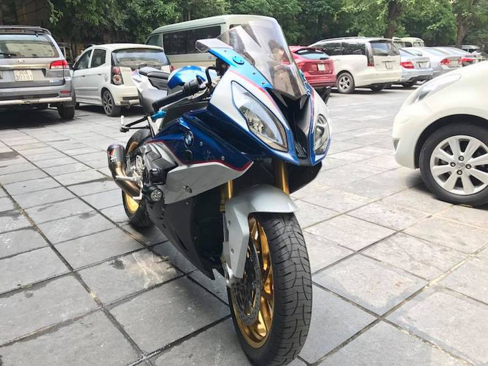 Cùng với một số phụ kiện "lặt vặt" khác, ước tính chủ nhân của chiếc S1000RR tại Hà Nội này đã phải bỏ ra số tiền lên tới hơn 130 triệu đồng để lên "full option" đồ chơi cho chiếc xe.