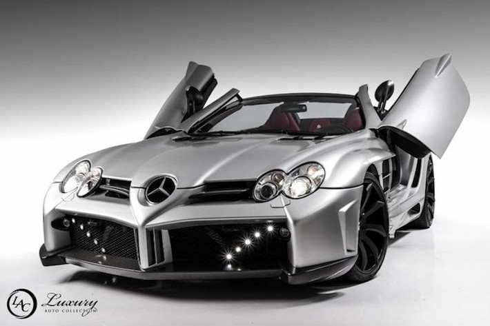 Để có thể đưa SLR lên dây chuyền sản xuất hàng loạt, Mercedes đã quyết định hợp tác với McLaren. Đó là lý do vì sao chiếc xe cuối cùng có tên gọi SLR McLaren. Trong đó, "SLR" là tên gọi lấy cảm hứng từ chiếc xe đua 300 SLR đời 1955, viết từ tiếng Đức "Sport Leicht Rennsport", nghĩa là xe đua thể thao siêu nhẹ.