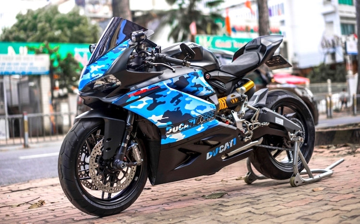 Được giới thiệu lần đầu tại triển lãm EICMA vào tháng 11/2015, Ducati 959 Panigale không chỉ là phiên bản nâng cấp từ chiếc 899, mà còn đồng thời cung cấp cho khách hàng một mẫu xe có thiết kế tương tự như dòng 1299 Panigale cao cấp nhất, nhưng có giá hợp lý hơn. Mẫu xe này xuất hiện lần đầu tại Việt Nam vào tháng 6 năm nay.