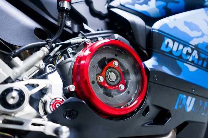 959 Panigale sở hữu động cơ L-Twin mới có dung tích 955cm3, cũng là động cơ Superquadro đầu tiên đạt tiêu chuẩn khí thải Euro 4, được thiết kế với hành trình piston dài hơn đi cùng những cải tiến mới nhằm giúp cải thiện tối đa sức mạnh, sản sinh công suất 157 hp tại vòng tua 10.500 rpm, mô men xoắn tối đa 107.4 Nm tại 9.000 rpm.