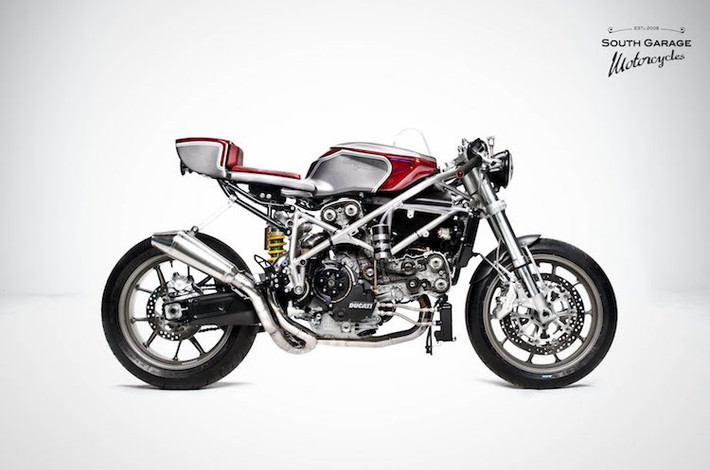 Một trong những chi tiết ấn tượng nhất của bản độ Ducati cafe racer này đó là nước sơn đầy nghệ thuật của xe, kết hợp giữa màu đỏ Purple Candy, xám Triumph và bạc.
