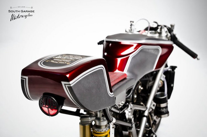 Phần đuôi xe cũng là chi tiết đáng chú ý với thiết kế vuông vức như những chiếc cafe racer cổ điển, được đặt trên bộ khung phụ phía sau của Yamaha RD350.