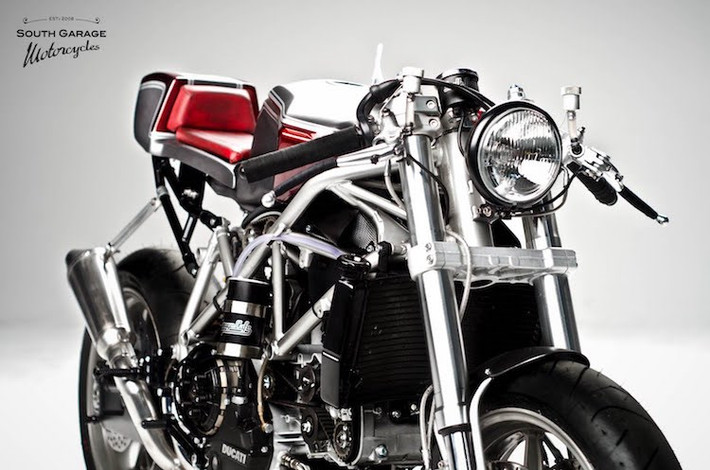 Để có thể biến mẫu sportbike Ducati 749 thành một chiếc xe độ cafe racer, đầu tiên xưởng South Garage Cafe (SGC) đã phải lột bỏ hoàn toàn dàn áo của chiếc xe gồm quây gió, đèn pha kép phía trước, đuôi sau và hệ thống xả. Ở phía trước, phần đầu xe đã bị loại bỏ đi hoàn toàn các chi tiết thừa thãi, thay vào đó chỉ còn là một chiếc đèn pha "gáo dừa" đơn giản.