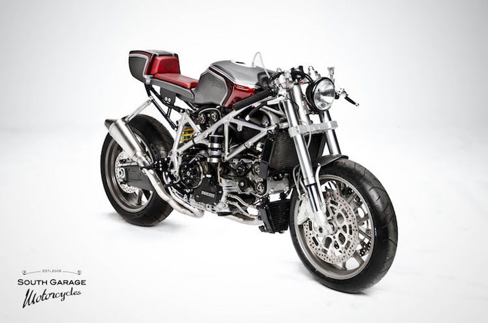 Được sản xuất từ năm 2003 tới 2006, Ducati 749 được coi là phiên bản "giá rẻ" của siêu môtô Ducati 999 và đồng thời là "tiền bối" của dòng 848, 899 hay 959 Panigale. Từ chiếc môtô sportbike Ducati 749, xưởng độ South Garage Cafe tại Ý đã tạo ra một mẫu cafe racer cổ điển nhưng sở hữu những công nghệ hiện đại nhất.