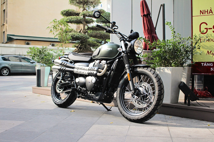 Bên cạnh Street Cup mang phong cách cafe racer. Triumph Street Scrambler là 1 trong 2 mẫu xe dựa trên dòng hoài cổ giá rẻ Street Twin, được hãng xe Triumph ra mắt hồi triển lãm EICMA 2016. Với sự xuất hiện của chiếc Street Scrambler đầu tiên tại Hà Nội, hiện nay toàn bộ dòng sản phẩm hoài cổ của Triumph đã đều có mặt tại Việt Nam.