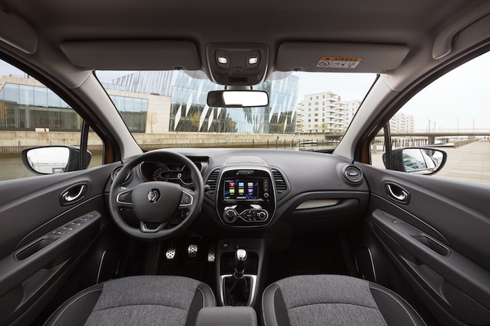 Bên trong nội thất, hãng xe hơi Renault cũng đã khiến cabin của Captur trở nên cao cấp hơn. Thay vì các chi tiết nhựa đúc cứng nguyên khối trước đây, hãng đã sử dụng nhựa bọc vật liệu mềm để bớt cảm giác "rẻ tiền". Nội thất của xe còn có các tấm ốp cửa cải tiến và đèn trần sử dụng bóng LED.