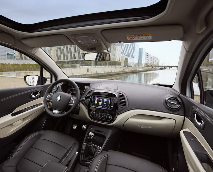 Mui cứng bằng kính là tùy chọn mới của Captur, giúp đem nhiều ánh sáng tự nhiên vào khoang lái hơn. Phiên bản Initiale Paris cao cấp nhất thậm chí còn sở hữu nội thất bọc da Nappa cùng mọi trang bị tùy chọn của các bản thấp hơn.