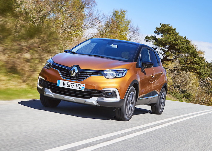 Renault Captur phiên bản nâng cấp sẽ có 4 loại động cơ khác nhau, sử dụng cả động cơ xăng lẫn diesel. Trong đó, các lựa chọn động cơ diesel bao gồm dCi 90 và dCi 110. Những phiên bản động cơ xăng gồm TCe 90 và TCe 120. Kết hợp với những động cơ này là hộp số sàn hoặc số tự động ly hợp kép.