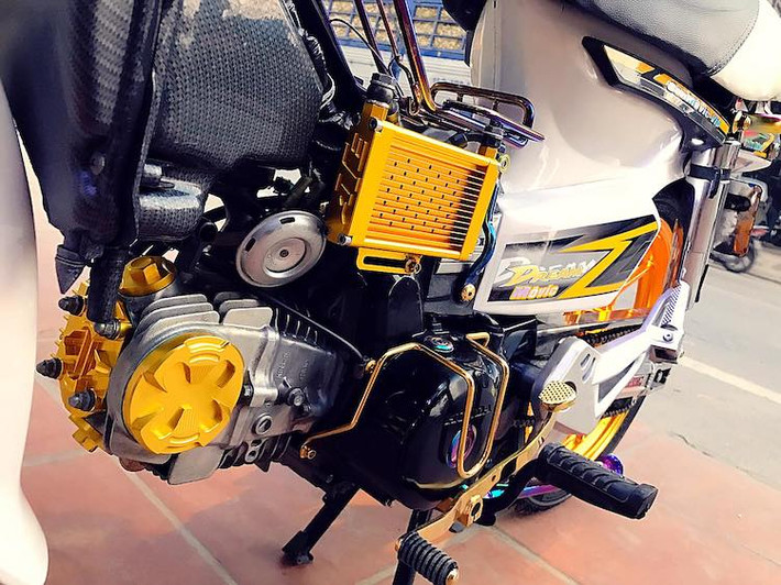 Khối động cơ nguyên bản dung tích xi-lanh thực 97 cc của Honda Dream II đã được chủ xe nâng dung tích lên 108 cc nhờ "đầu lòng" Honda Wave. Dù có bưởng máy sơn đen bóng, tuy nhiên những chi tiết độ khác như két tản nhiệt dầu, bộ nắp che của ATE, bảo vệ bưởng máy và cần số cũng đều được sơn hoặc nhuộm màu vàng.