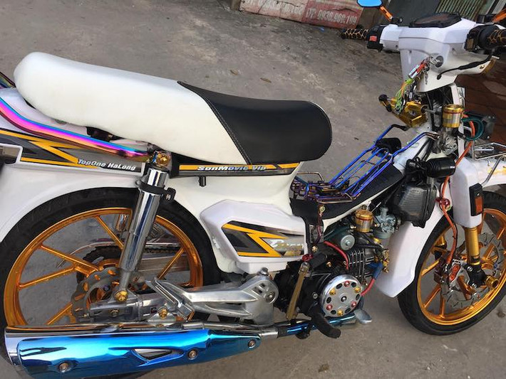 Trong khi đó, ở phía bên bưởng côn của xe cũng được ốp bảo vệ bưởng đồ chơi màu bạc, đi kèm những con ốc vàng. "Chuẩn bài kiểng", chiếc xe sử dụng pô Future, baga sau và và baga sườn 10 ly, tất cả đều có màu ánh xanh nổi bật như titan.
