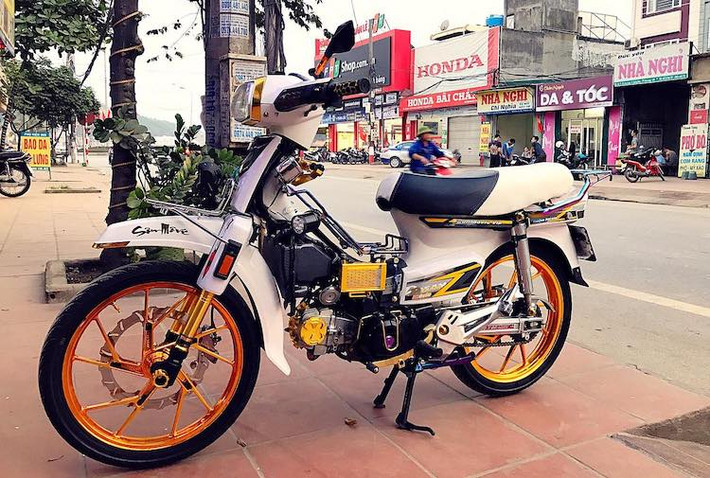 Kể từ khi vào nước ta từ đầu thập niên 90, những chiếc xe số phổ thông Honda Dream II nhập từ Thái Lan đã trở thành một trong những dòng xe được người Việt Nam ưa chuộng nhất. Mẫu xe này cũng dành được sự quan tâm của dân chơi xe, với những bản độ theo phong cách kiểng Thái Lan "nhiều không đếm xuể" tại Việt Nam.