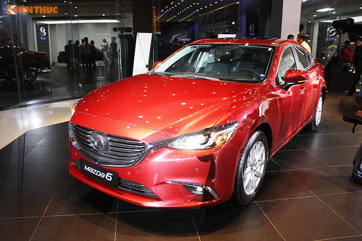 Ngay từ tháng 1/2017, liên doanh THACO Mazda đã nhanh chóng ra mắt chính thức tại Việt Nam phiên bản 2017 của mẫu sedan hạng D cỡ trung Mazda 6 - không lâu sau khi dòng xe này chính thức bán ra tại Mỹ. So với phiên bản cũ, Mazda 6 2017 gần như giống y hệt bản cũ ở ngoại thất khi chỉ được nâng cấp rất nhỏ ở một số chi tiết.
