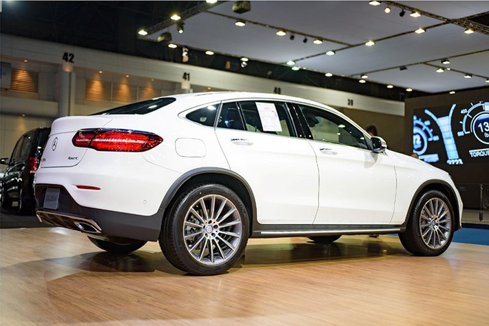 Tại Việt Nam, GLC Coupe chỉ có duy nhất một phiên bản GLC COupe 300, được trang bị động cơ 4 xi-lanh thẳng hàng tăng áp 2.0l với công suất 245 mã lực, kết hợp cùng hộp số tự động 9 cấp 9G-Tronic và hệ dẫn động 4 bánh 4MATIC. Tại Việt Nam, GLC Coupe 300 có giá bán 2,9 tỷ đồng.