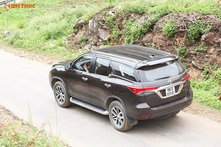 Thiết kế mới đem tới vẻ đẹp vừa "lạnh lùng", vừa khỏe khoắn và cao cấp cho Fortuner mới, kèm theo những trang bị tiện nghi cao cấp hơn hẳn thế hệ cũ khiến chiếc xe được nhiều người coi là "Lexus giá rẻ". Tại Việt Nam, Fortuner có 2 phiên bản động cơ xăng 2.4l và diesel 2.7. Phiên bản mày dầu thấp nhất có giá 981 triệu đồng; bản máy xăng 2.7 lít truyền động một cầu giá 1,14 tỷ và máy xăng truyền động hai cầu giá 1,3 tỷ đồng.