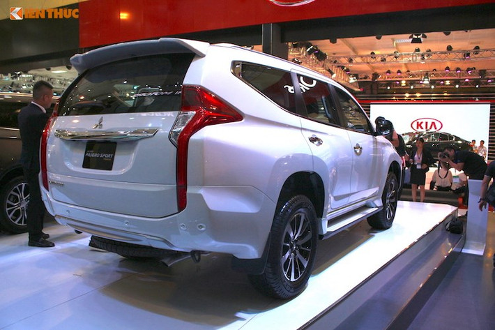 Là một mẫu xe toàn cầu của Mitsubishi, Pajero Sport được hãng phân phối tới hơn 90 quốc gia trên Thế giới. Tại thị trường ôtô Việt Nam, Pajero Sport Premium sẽ bao gồm 3 phiên bản với 2 loại động cơ và có mức giá từ 1,4 tỷ VNĐ đến 1,55 tỷ đồng. Bắt đầu từ tháng 2/2017, khách hàng đã bắt đầu được giao xe.