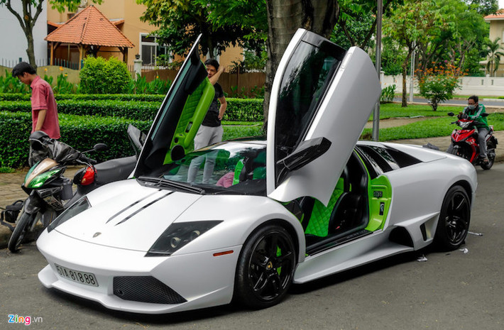 Siêu xe lamborghini này cũng đổi màu nhiều lần, tuy nhiên nhanh chóng bị bóc ra để trả về nước sơn zin ban đầu.