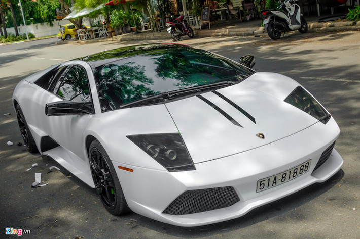Đây là chiếc Lamborghini Mucielago LP640 màu xanh cốm duy nhất Việt Nam nhưng đã đổi thành màu trắng bằng cách dán decal. Sau khi được dán lại, xe mang phong cách của chiếc Gallardo Performante với hai sọc đen trên nắp ca-pô.