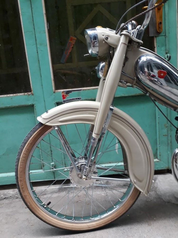 Được ra mắt lần đầu vào năm 1949, lịch sử của những chiếc Mobylette kéo dài tới 48 năm. Từ năm 1949 tới năm 1981, Mobylette đã sản xuất được tổng cộng 14 triệu xe đạp máy và chủ yếu được bán ở các nước châu Âu.