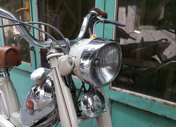 Chiếc xe được sản xuất bởi hãng Mobylette - thương hiệu xe đạp máy (moped) được sản xuất bởi hãng Motobecane của Pháp. Trong thời kỳ chiến tranh Đông Dương, người Pháp sống tại Việt Nam đã đem tới những chiếc ôtô Traction của Citroen, xe đạp Peugeot và xe đạp máy Mobylette.