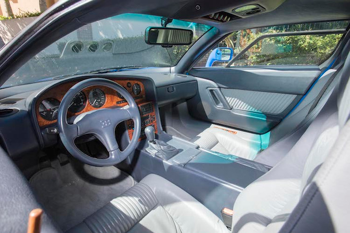 Giống như những "hậu duệ" Chiron và Veyron sau này, Bugatti đã thiết kế EB110 với mục tiêu tạo ra một mẫu siêu xe đủ thoải mái và tiện nghi để sử dụng hàng ngày. Chính vì vậy, nội thất của chiếc xe khá sang trọng khi được bọc trong da cao cấp và ốp gỗ. Mặc dù vậy, do ra đời vào thập niên 90 nên EB110 không có các hệ thống giải trí hiện đại.