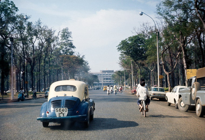Đại lộ Thống Nhất (nay là đường Lê Duẩn), phía trước Dinh Độc Lập, Sài Gòn năm 1969.