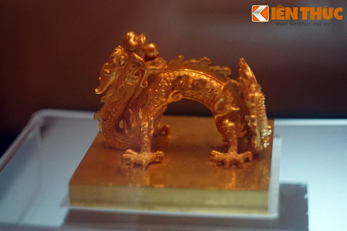 Được lưu giữ và trưng bày tại bảo tàng Lịch sử Quốc gia Việt Nam, ấn Quốc gia tín bảo có thể được coi là chiếc ấn có uy lực nhất đối với quân đội nhà Nguyễn.