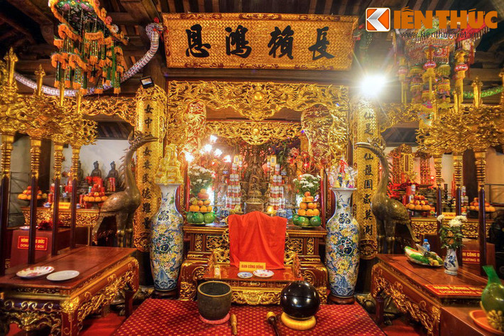 Mặc dù người ta đã đặt tượng một chú chó nhỏ vào trong đền để ghi nhớ về sự tích Thần Cẩu, nhưng vẫn có những nhà nghiên cứu cho rằng đền Cẩu Nhi không có thực, và những câu chuyện lưu truyền từ xa xưa về Thần Cẩu không đồng nghĩa với việc có một ngôi đền mang tên Cẩu Nhi từng được xây dựng.