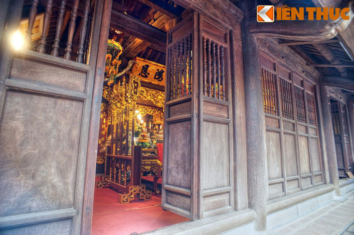 Tuy vậy, xung quanh đền Cẩu Nhi đã có một cuộc tranh luận sôi nổi trong giới nghiên cứu lịch sử. Nguyên nhân là ngày nay không còn gì để chứng thực sự tồn tại của ngôi đền này. Vào thập niên 1850, trên hòn đảo ở hồ Trúc Bạch tọa lạc ngôi đền mang tên gọi Thủy Trung Tiên, là nơi thờ Mẫu Thoải và thờ Thần Cá .