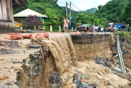 Quốc lộ 16 bị “xé toạc” và tiếp tục sạt lở nghiêm trọng sau mưa lũ