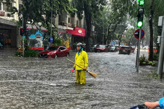 Mưa lớn kéo dài, nhiều tuyến phố Hà Nội ngập như sông