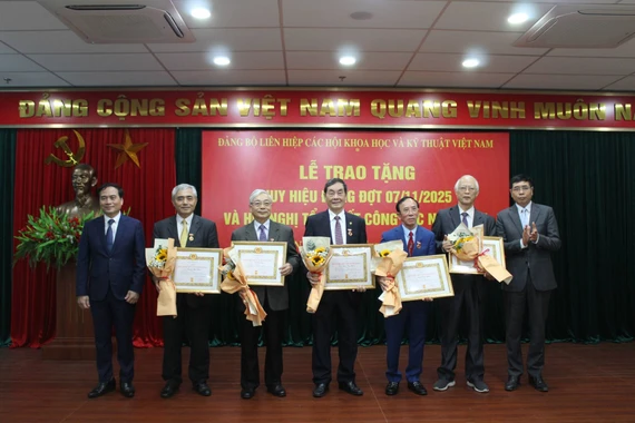 Đảng ủy VUSTA trao huy hiệu Đảng, tổng kết công tác năm 2025