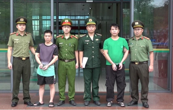 Tiếp nhận 38 công dân Việt Nam, phát hiện 2 kẻ có lệnh truy nã