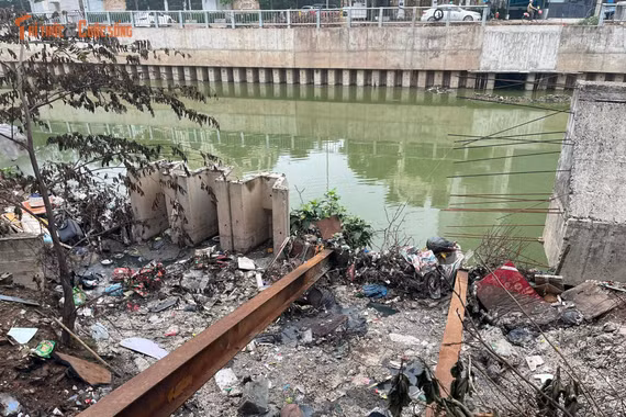 Rác thải bủa vây kênh La Khê gây ô nhiễm môi trường ở Hà Nội 