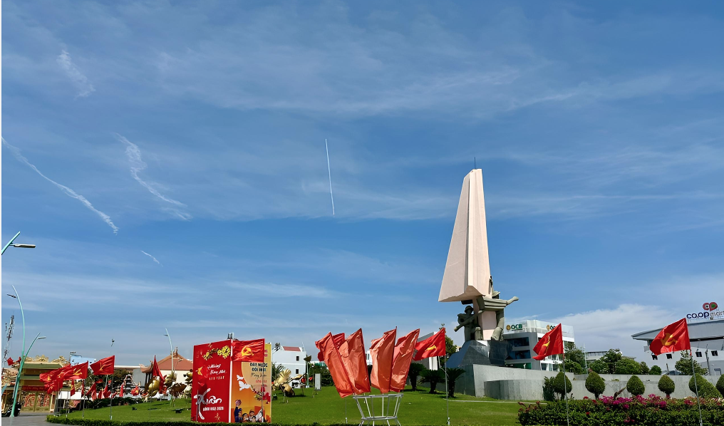 Tại trung tâm Phan Thiết, cờ hoa rực rỡ chào mừng Ngày hội non sông. Từ đô thị đến nông thôn, từ biên giới đến hải đảo, đâu đâu cũng rực rỡ sắc đỏ của cờ Tổ quốc, băng rôn, khẩu hiệu, tạo nên một bức tranh sinh động, thể hiện niềm tin và sự kỳ vọng của nhân dân hướng về Ngày hội lớn của đất nước. Ảnh: PG.