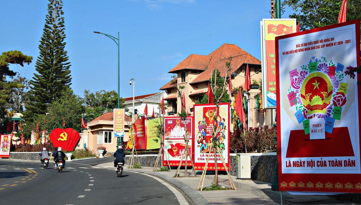 Tại khu vực trụ sở Tỉnh ủy Lâm Đồng, hệ thống pa-nô tuyên truyền về Ngày bầu cử được thiết kế hiện đại, rực rỡ sắc đỏ, không chỉ làm đẹp mỹ quan mà còn lan tỏa mạnh mẽ thông điệp về quyền và nghĩa vụ công dân đến với mọi tầng lớp nhân dân. Ảnh: LĐ