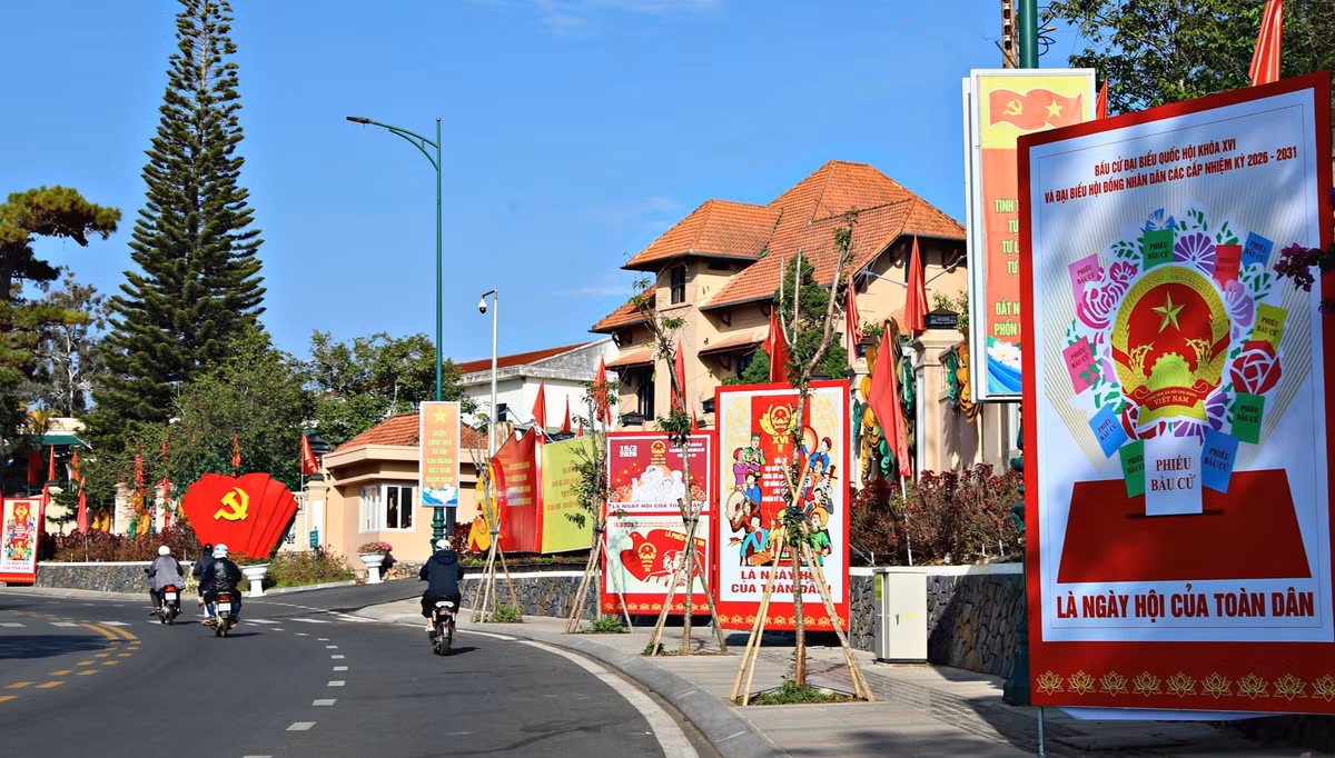 Tại khu vực trụ sở Tỉnh ủy Lâm Đồng, hệ thống pa-nô tuyên truyền về Ngày bầu cử được thiết kế hiện đại, rực rỡ sắc đỏ, không chỉ làm đẹp mỹ quan mà còn lan tỏa mạnh mẽ thông điệp về quyền và nghĩa vụ công dân đến với mọi tầng lớp nhân dân. Ảnh: LĐ
