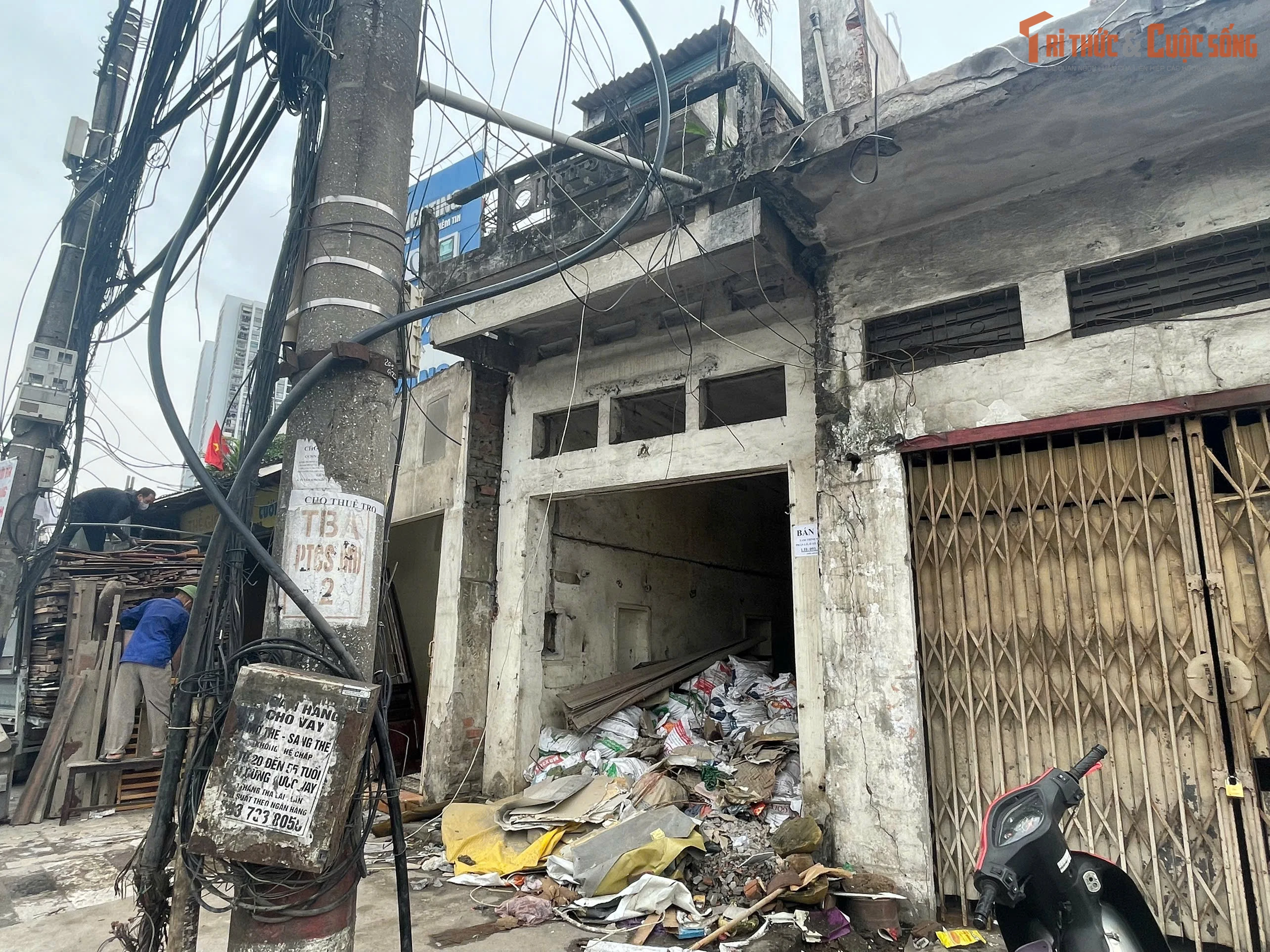 Giải phóng mặt bằng chưa 'chốt hạ', đường Tam Trinh vẫn ngổn ngang phế thải