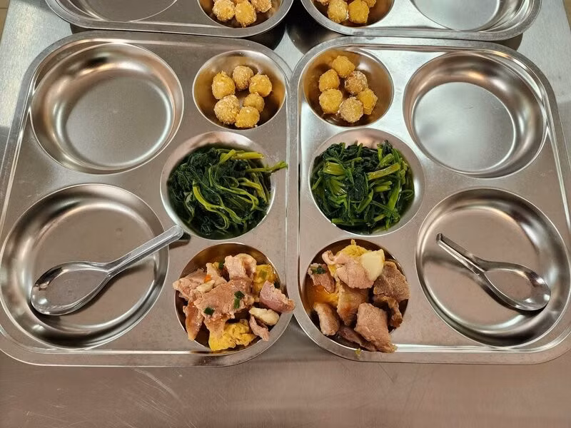 Phụ huynh Hà Nội lo ngại thịt heo bệnh, xin cắt cơm trưa cho con