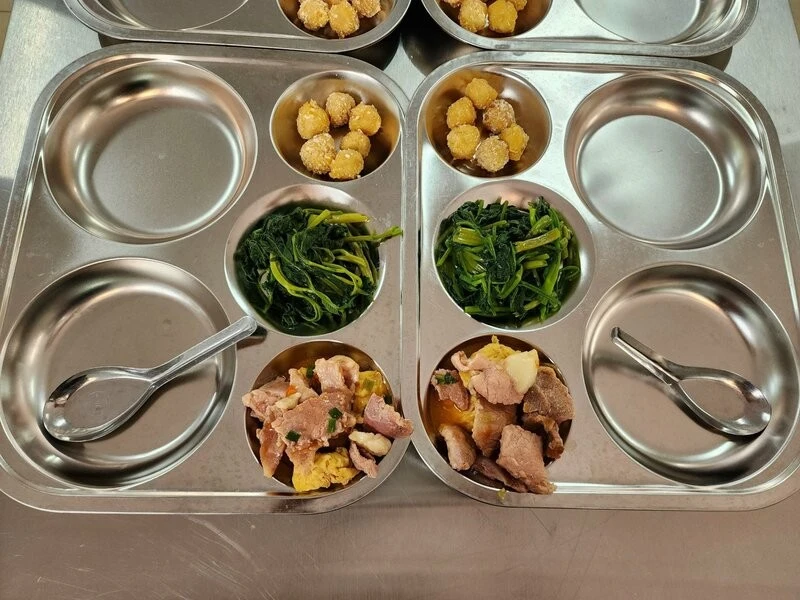 Phụ huynh Hà Nội lo ngại thịt heo bệnh, xin cắt cơm trưa cho con