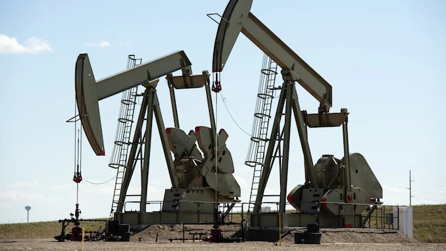 Căng thẳng nguồn cung đẩy giá dầu Mỹ vượt thế giới 