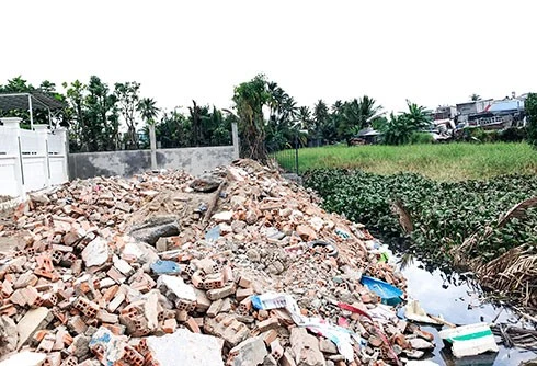 Khánh Hòa: Sông Kim Bồng đổi màu đen kịt, rác ngập tràn