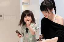 Pam 'ăn vụng' bị bắt quả tang, gặp sự cố khi giúp bố mẹ lau nhà